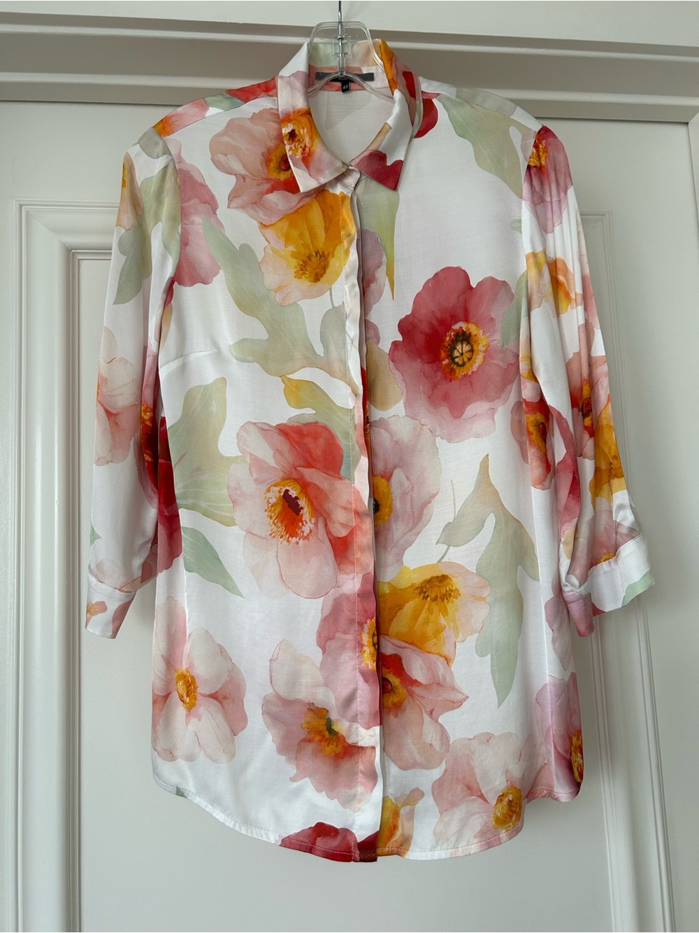 🌸💕Button-Front Floral Blouse in White with Pink & Yellow Blooms💕🌸